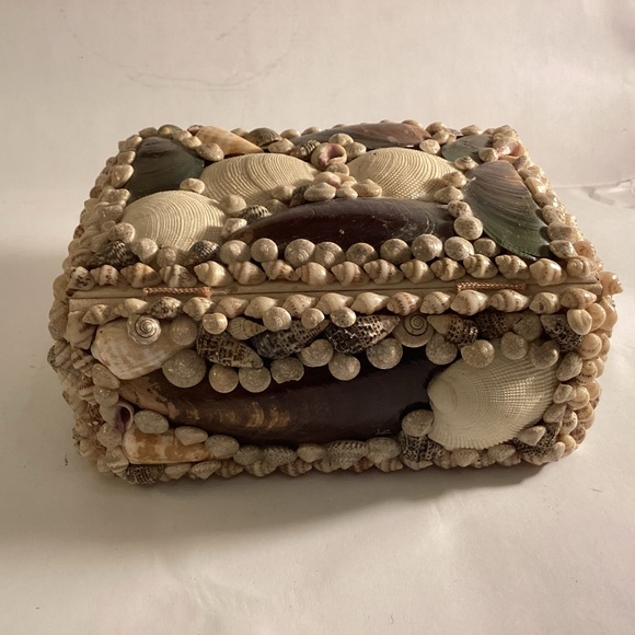 Vintage shell covered box - Picture 4 of 9